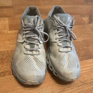 Women’s on cloud size 10